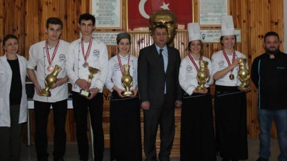 Süleymanpaşa Mesleki ve Teknik Anadolu Lisesi öğrencileri 14.Uluslararası İstanbul Mutfak Günleri Festivalinden Ödüllerle döndü.