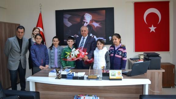 Safiye Osman Çeliker Ortaokulu öğrencileri İlçe Milli Eğitim Müdürümüz Sayın Ünal MAMUR ile röportaj yaptı.