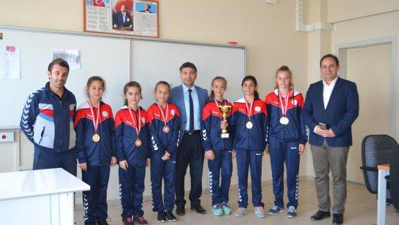 Kazandereli Memiş Pehlivan Ortaokulu öğrencileri Puanlı Atletizm Yarışmasında Küçük Kızlar İl Birincisi olmuştur.