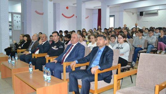 "TRAFİK BİLİNCİNİN KAZANDIRILMASI" konulu Görsel Sunum, Tekirdağ İlkokulu Konferans salonunda gerçekleştirildi.