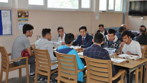 Tekirdağ Erkek Anadolu İmam Hatip Lisesi Pansiyonunda kalan öğrenciler ile sabah kahvaltısı düzenlendi.