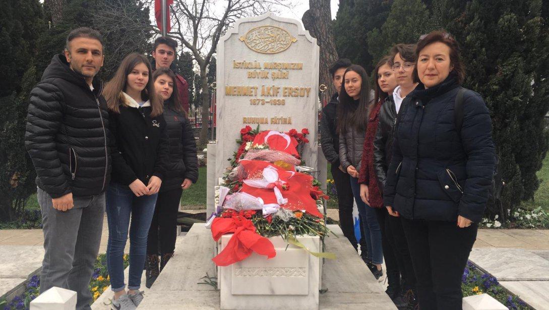 Tekirdağ Belediyesi Sosyal Bilimler Lisesi öğrencileri, Milli Şair Mehmet Akif Ersoy´un mezarını ziyaret etti