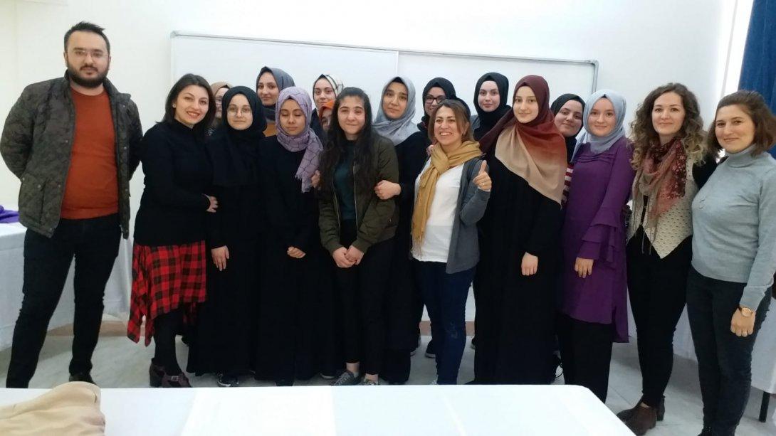 İlçemizde düzenlenen "Değerler Eğitimi Münazara"  yarışmasını, Nene Hatun Kız Anadolu İmam Hatip Lisesi kazandı