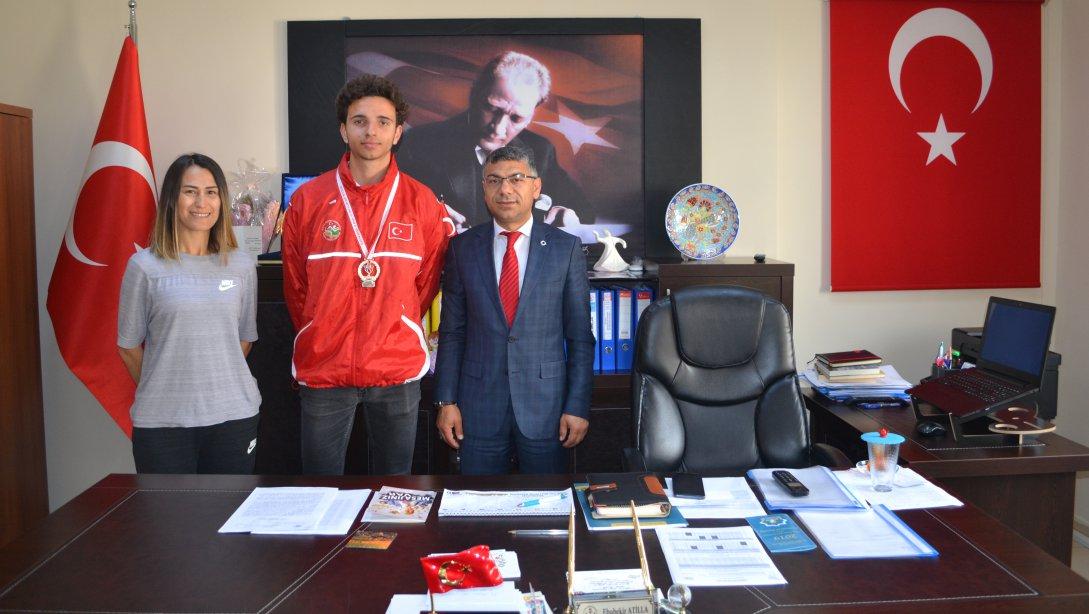 KNG Çok Programlı Lisesi öğrencisi Arif Okan ÖĞ, Mersin´de yapılan Liseler arası Atletizm Türkiye Şampiyonasında " 3 Adım Atlama" müsabakasında Türkiye 2.cisi oldu