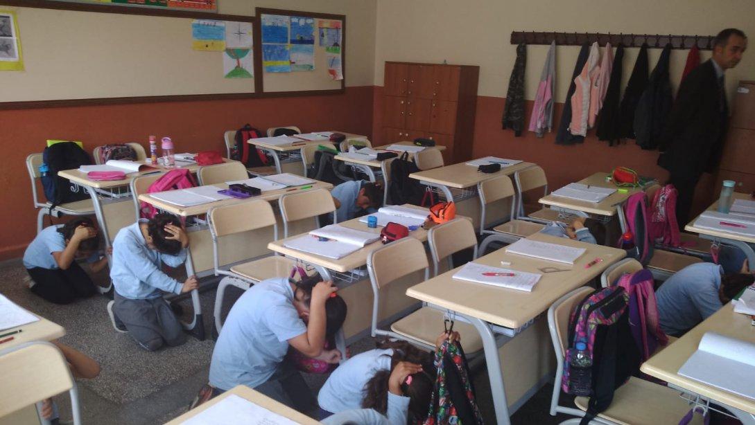 Okullarımızda Deprem Eğitimi Devam Ediyor