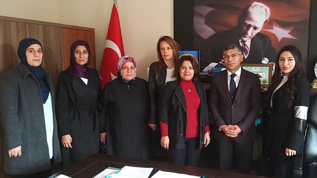 AK Parti Kadın Kolları Başkanı Nazan ÜRKMEZ ve Yönetim Kurulu Üyeleri, Öğretmenler günü vesilesiyle Müdürlüğümüzü ziyaret etti