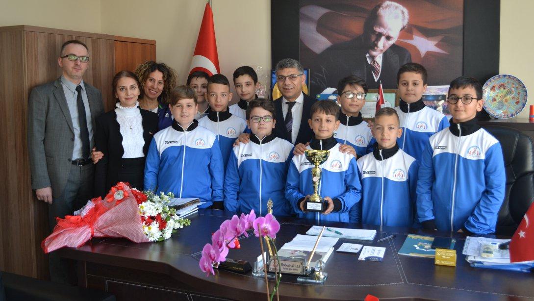 Öğretmen Mediha Mehmet Tetikol Ortaokulu öğrencileri Voleybol finallerinde Küçük Erkekler kategorisinde Bölge Birincisi oldu