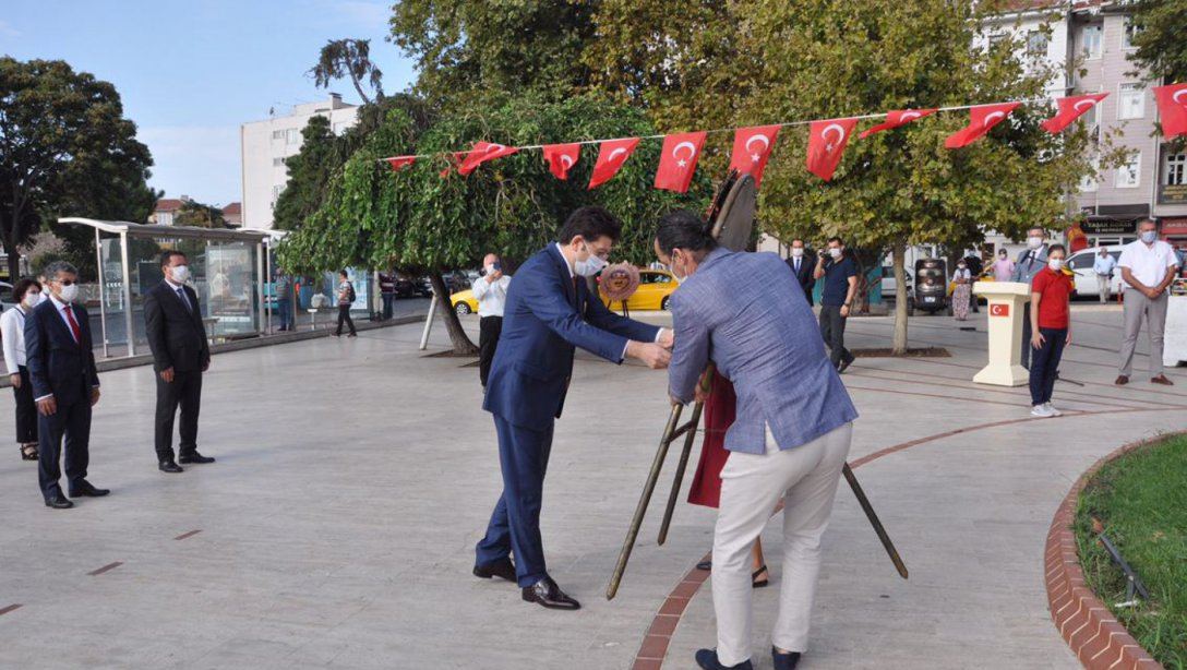 İlköğretim Haftası Münasebeti ile Atatürk Anıtı'na Çelenk Sunma Töreni Gerçekleştirildi