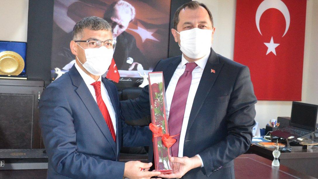 Süleymanpaşa Belediye Başkanı Sayın Cüneyt YÜKSEL'den İlçe Milli Eğitim Müdürümüz Sayın Ebubekir ATİLLA'ya Öğretmenler Günü Ziyareti