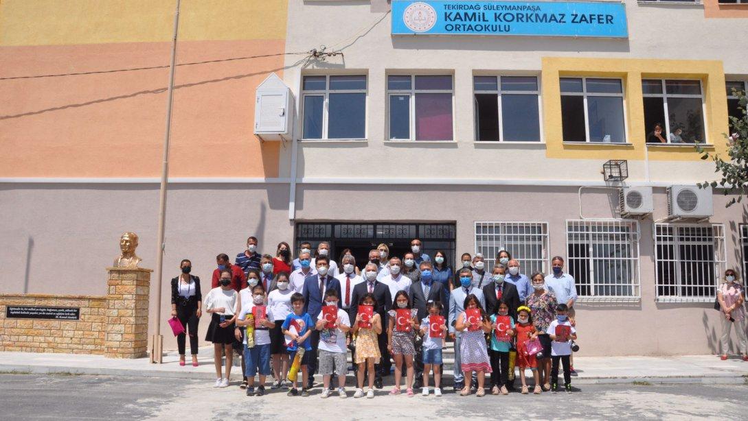Kamil Korkmaz Zafer İlkokulu ve Ortaokulu Karne Töreni, Valimiz Sayın Aziz YILDIRIM'ın Teşrifleriyle Gerçekleştirildi