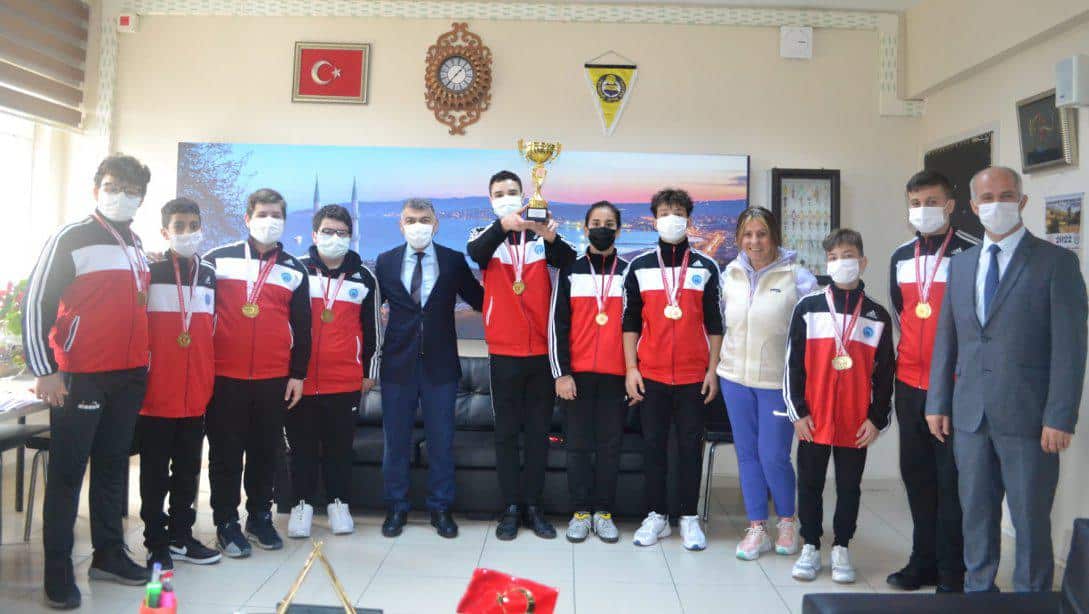 Bölge Şampiyonu Olan Öğretmen Mediha Mehmet Tetikol Ortaokulu Erkek Voleybol Takımı Türkiye Elemelerinde Yarı Finaline Çıkarak Büyük Bir Başarı Elde Etti