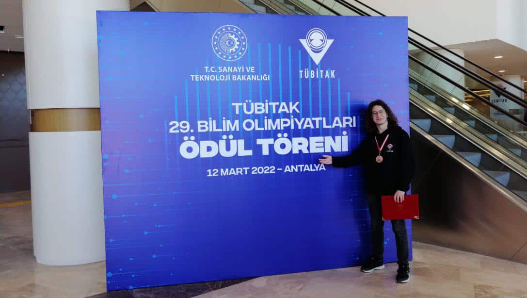 Antalyada gerçekleşen 29. TÜBİTAK Bilim Olimpiyatlarında İlçemiz Ebru Nayim Fen Lisesi öğrencimiz Egemen ÖZDİLEK Fizik dalında Ulusal Bronz madalya almaya hak kazanmıştır.
