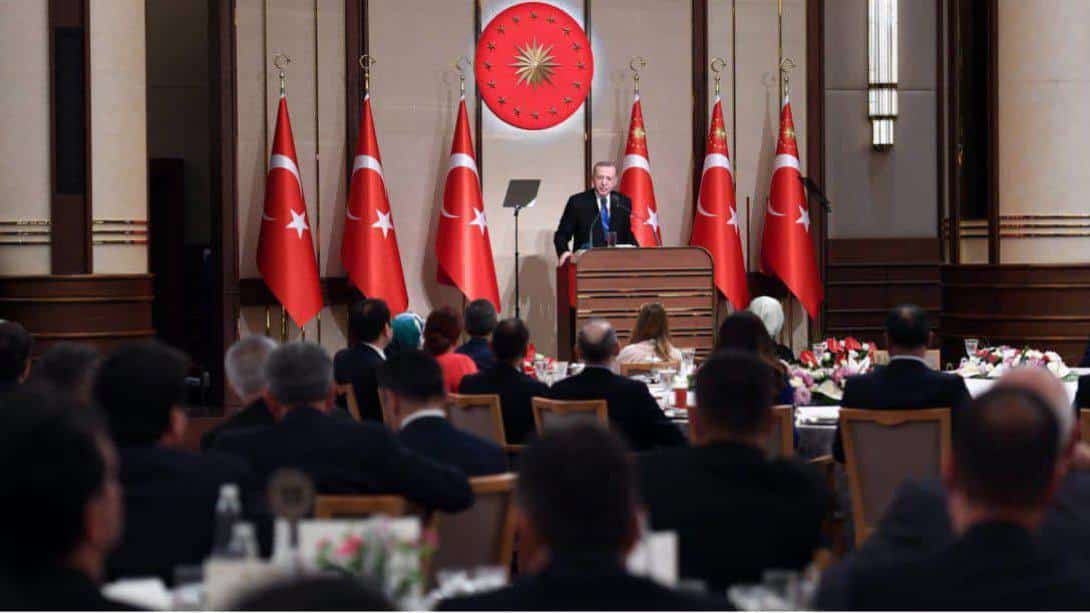 Cumhurbaşkanımız Sayın Recep Tayyip Erdoğan ve Milli Eğitim Bakanımız Sayın Mahmut Özer, Öğretmen ve Eğitim Yöneticileriyle İftarda Bir Araya Geldi.