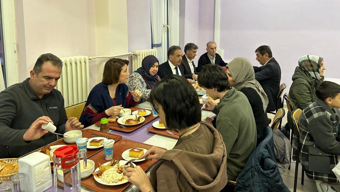 ÇEDES Projesi Kapsamında; İlçemiz Ebru Nayim Fen Lisesi Müdürlüğü Tarafından İftar Yemeği Düzenlendi.