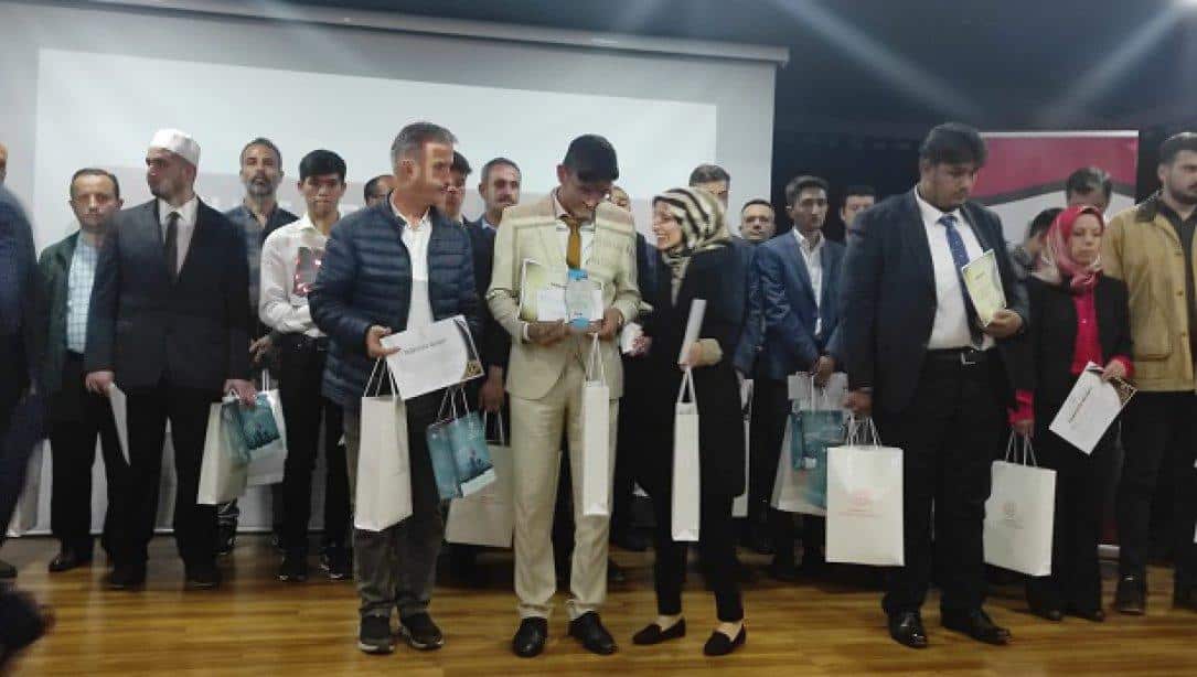 Tekirdağ Anadolu İmam Hatip Lisesi Öğrencisi Canpolat AKGÜL Çanakkale'de Düzenlenen Kur'an-ı Kerim'i Güzel Okuma Yarışmasında Bölge 1'ncisi oldu.