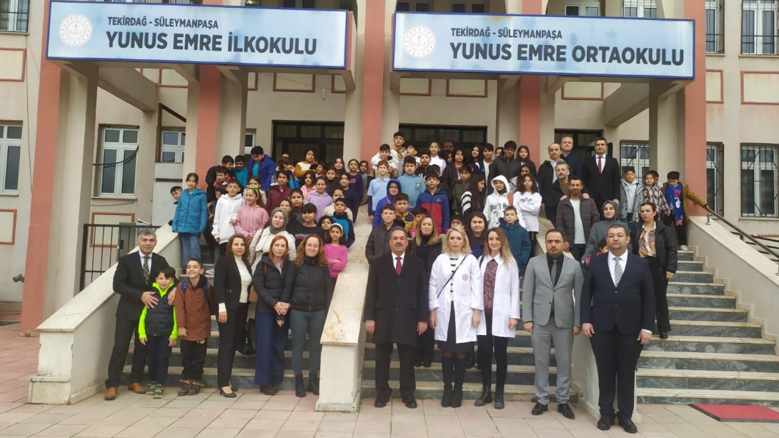 Süleymanpaşa Kaymakamı Sayın Mustafa GÜLER ve İlçe Milli Eğitim Müdürümüz Sayın Ebubekir ATİLLA, Yunus Emre İlkokulu-Ortaokulunun Bayrak Törenine katıldı.