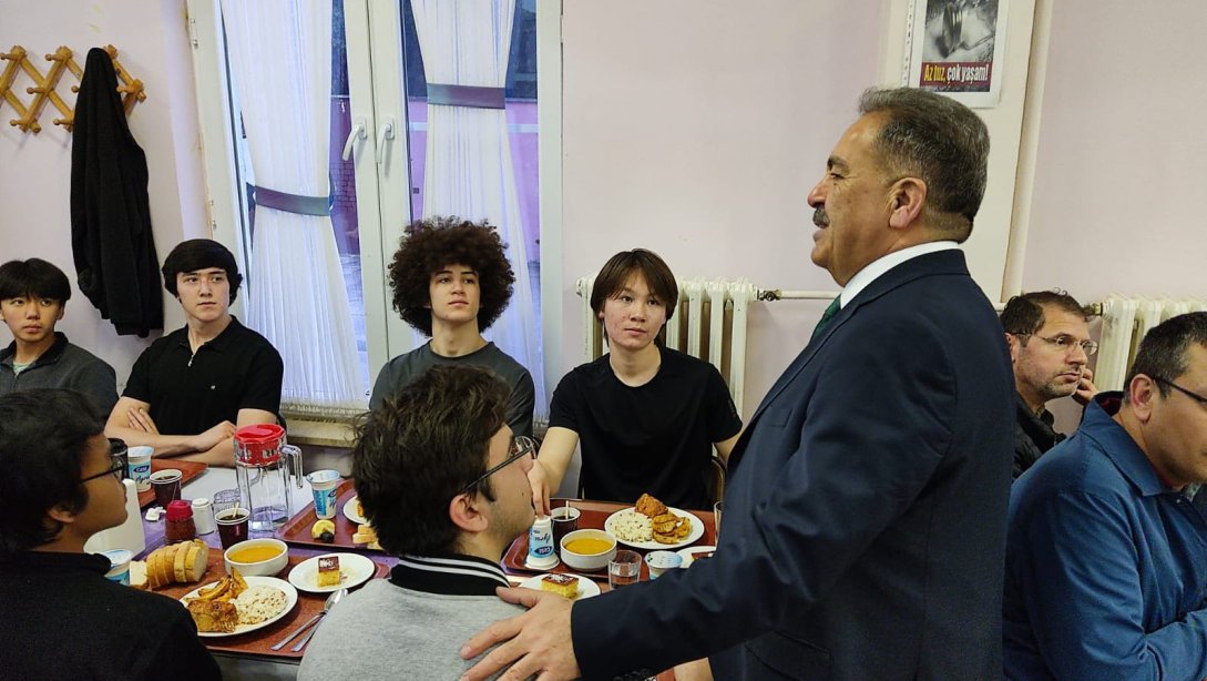 Süleymanpaşa Kaymakamı Sayın Mustafa GÜLER, İlçemiz Ebru Nayim Fen Lisesi Pansiyonunda Düzenlenen İftar Programına Katıldı