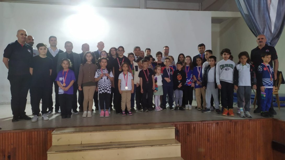 23 Nisan Ulusal Egemenlik ve Çocuk Bayramı Satranç Turnuvasında Derceye Giren Öğrencilere Ödül Töreni Düzenlendi