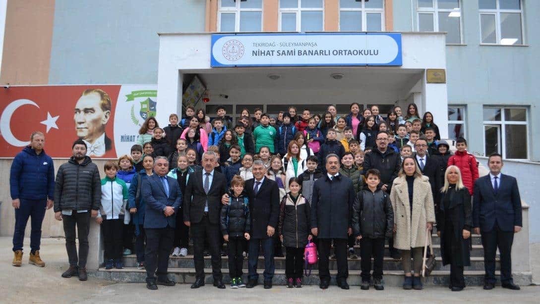 İlçe Kaymakamı Sn. Mustafa GÜLER ve İlçe Milli Eğitim Müdürü Sn. Ebubekir ATİLLA Nihat Sami Banarlı Ortaokulunda bayrak törenine katıldı.